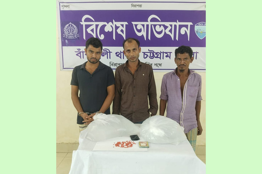 বাঁশখালীতে পুলিশের অভিযানে মাদকসহ আটক ৩