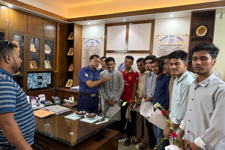 বাঁশখালীতে চুড়ান্তভাবে মনোনীত ১১ প্রার্থীকে প্রশাসনের মিষ্টিমুখ