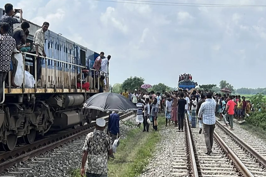 ব্রাহ্মণবাড়িয়া ট্রেন আটকে দিল এলাকাবাসী