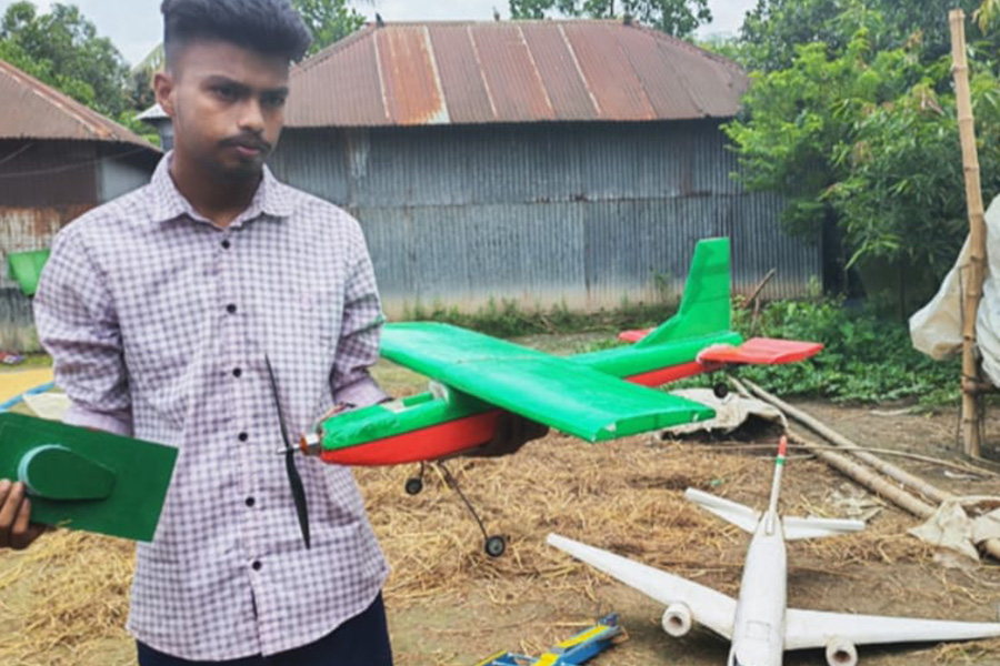 ব্রাহ্মণবাড়িয়ায় দশম শ্রেণির শিক্ষার্থীর বানানো উড়োজাহাজে চমক