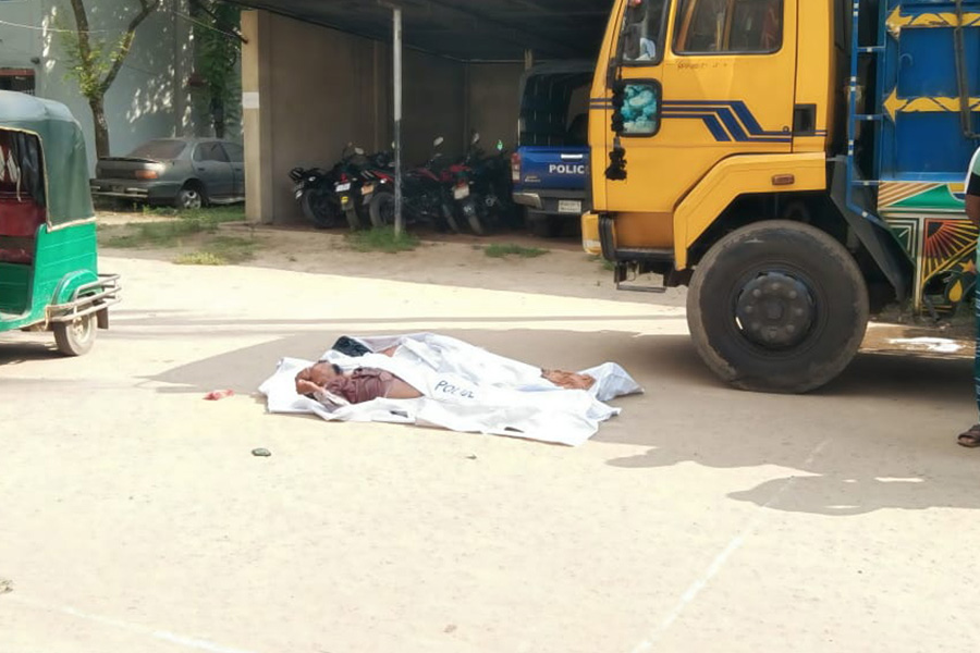 ট্রাক চাপায় অটোরিকশার চালকসহ নিহত ২