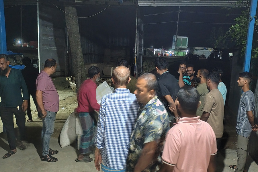 ব্রাহ্মণবাড়িয়ায় সওদাগর কুরিয়ার সার্ভিস থেকে ভারতীয় অবৈধ মালামাল জব্দ