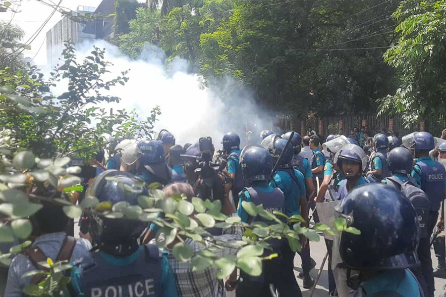 শিক্ষার্থীদের পুলিশের ধাওয়া, টিয়ারশেল-সাউন্ড গ্রেনেড নিক্ষেপ