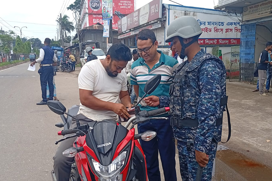বরগুনায় যৌথবাহিনীর চেকপোস্ট, বিভিন্ন যানবাহনে জরিমানা আদায়