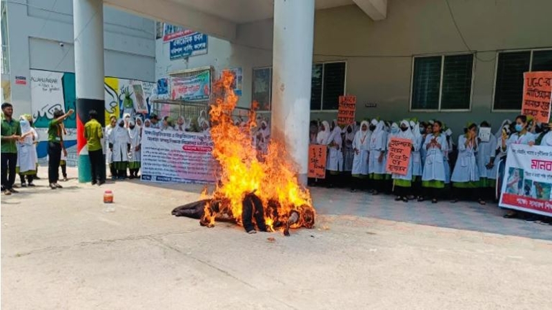বিক্ষোভে উত্তাল বরিশাল নার্সিং কলেজ