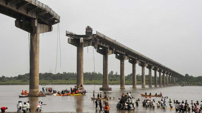 ভারতের গুজরাটে সেতু ধসে ৯ জনের মৃত্যু