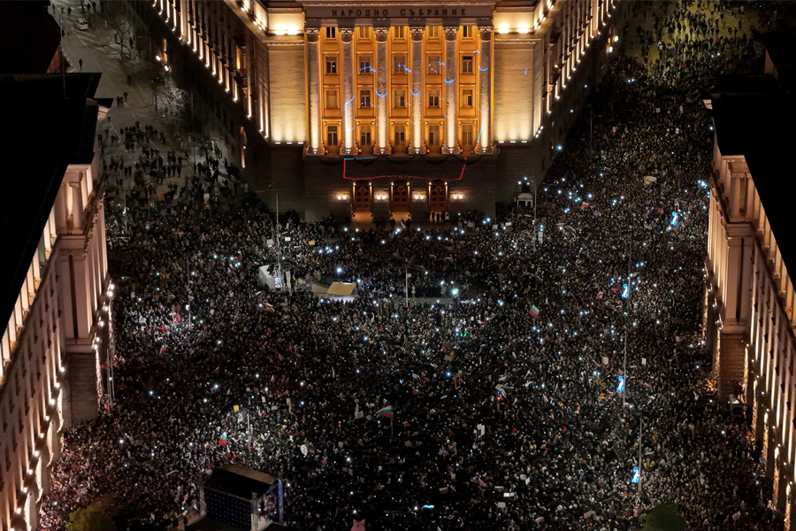 ‘মাফিয়া আউট’ স্লোগানে উত্তাল বুলগেরিয়ার রাজপথ