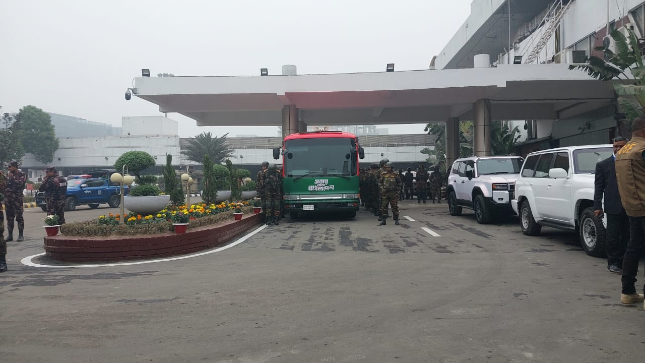 তারেক রহমানের জন্য বিমানবন্দরে লাল-সবুজের বুলেটপ্রুফ বাস