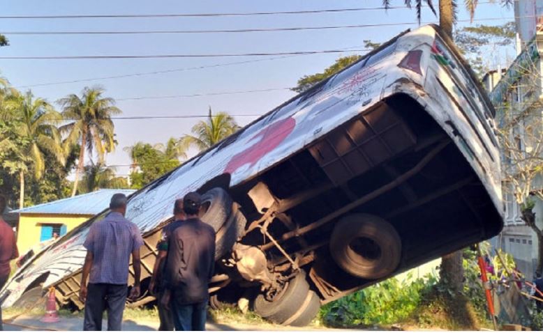 বাস দুর্ঘটনায় ইন্দোনেশিয়ায় ১৬ জন নিহত