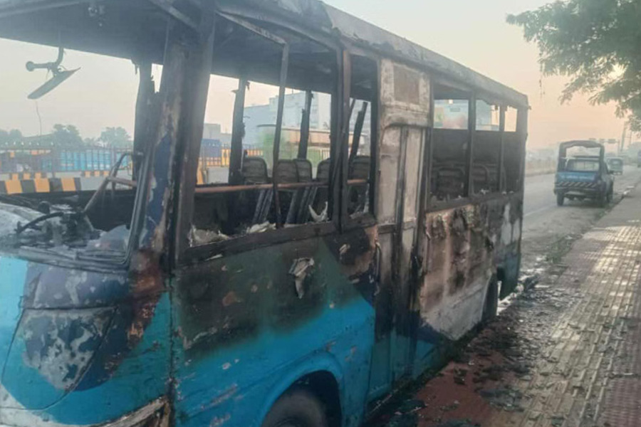 ঢাকা-চট্টগ্রাম মহাসড়কে দাঁড়িয়ে থাকা মিনিবাসে আগুন