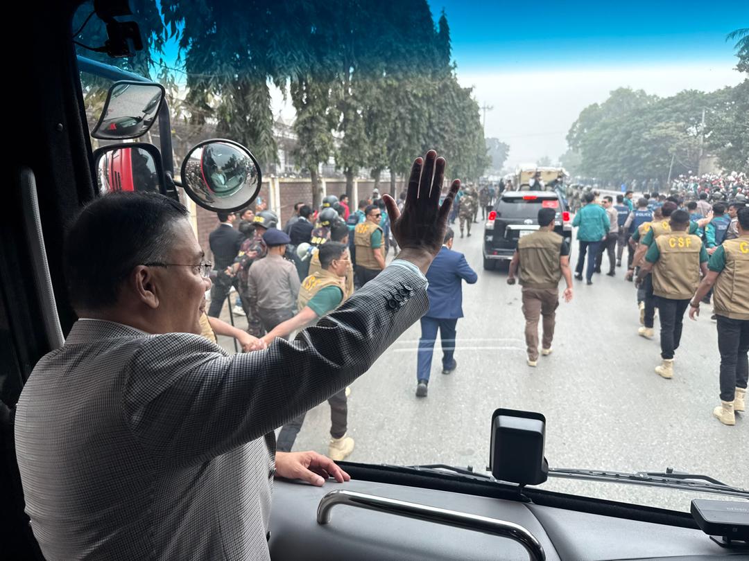 বিমানবন্দর থেকে সংবর্ধনাস্থলে পথে তারেক রহমান