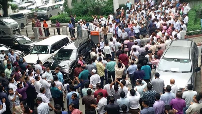 সচিবালয়ে দপ্তর ছেড়ে কর্মচারীদের বিক্ষোভ