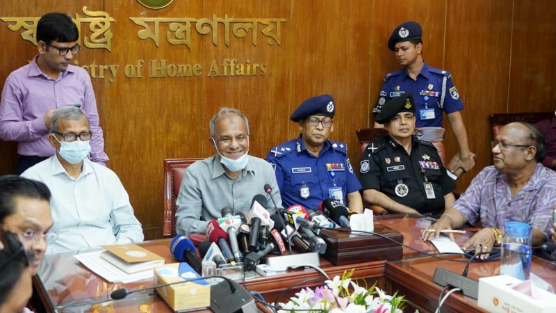 আসিফ মাহমুদের অস্ত্রের বিষয়টা ‘জাস্ট একটা ভুল’: স্বরাষ্ট্র উপদেষ্টা