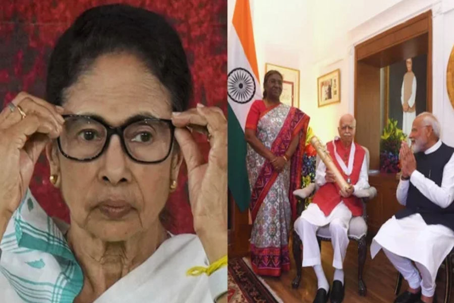 ‘রাষ্ট্রপতি দাঁড়িয়ে, আপনি বসে’, মোদির সমালোচনা করে মমতা