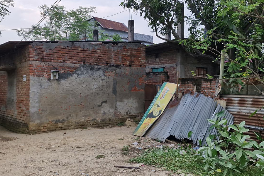 সীমানা প্রাচীর ভেঙে বাড়ি দখলের চেষ্টা, বাধা দিতে গিয়ে হামলা