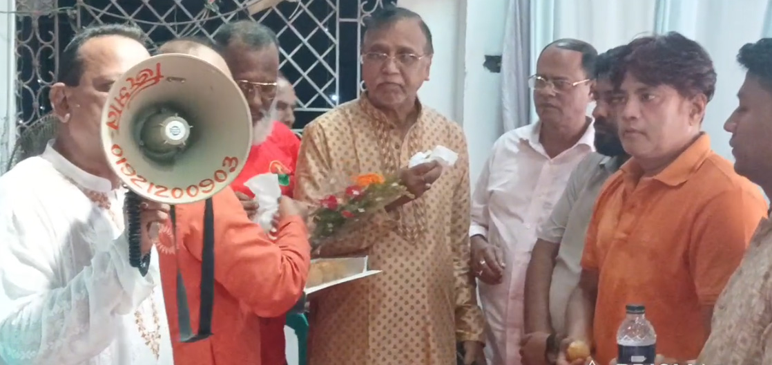 পুলপাড় রায়ের বাজার মন্দির পরিদর্শনে বীর মুক্তিযোদ্ধা আবদুস সালাম