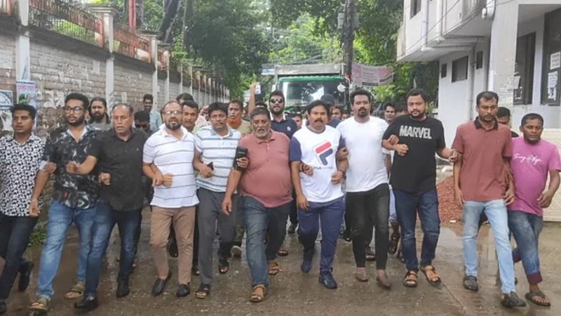 ফরিদপুরে এ কে আজাদের বাড়িতে বিএনপি নেতাকর্মীদের বিক্ষোভ