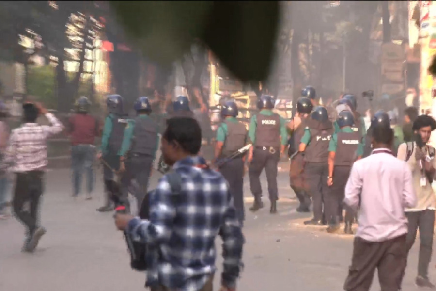 টিয়ারশেল-সাউন্ড গ্রেনেডে কাঁপল ধানমন্ডি-৩২