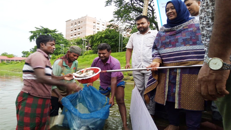 কুড়িগ্রামে মৎস্য চাষিদের মাঝে মাছের পোনা বিতরণ করেন ডিসি