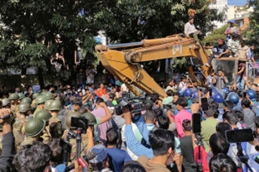 ৩২ ভাঙার বুলডোজার রুখে দিল সেনাবাহিনী