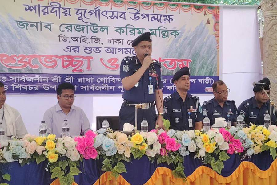 শিবচরে পূজা মন্ডপ পরিদর্শন করলেন ডিআইজি