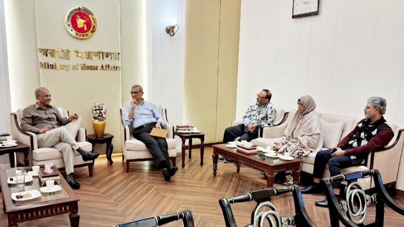 স্বরাষ্ট্র উপদেষ্টার সাথে ঢাবি প্রতিনিধি দলের সাক্ষাৎ