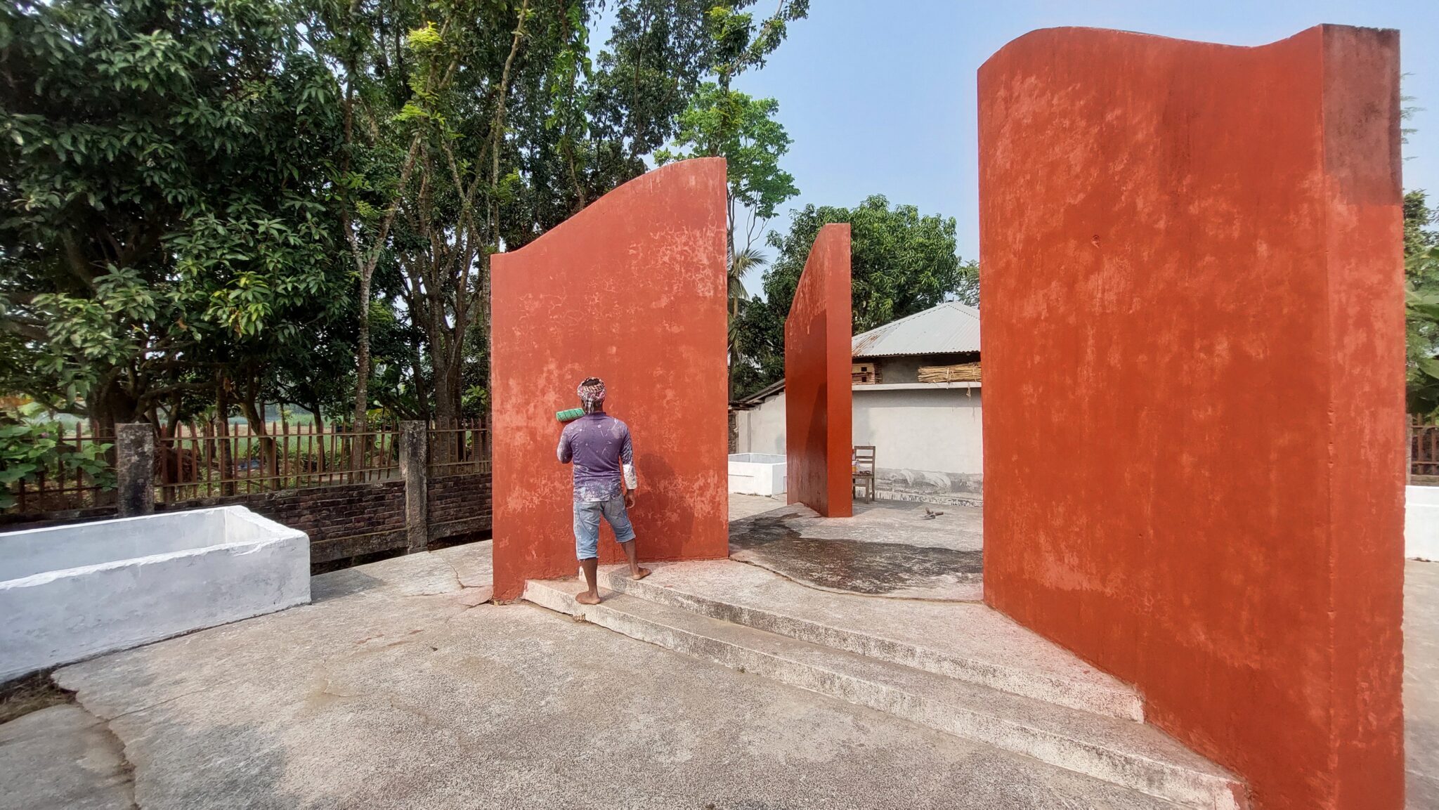 অসংখ্য মুক্তিযোদ্ধাদের জ্যান্ত মাটি চাপা দিয়ে হত্যা করা হয়