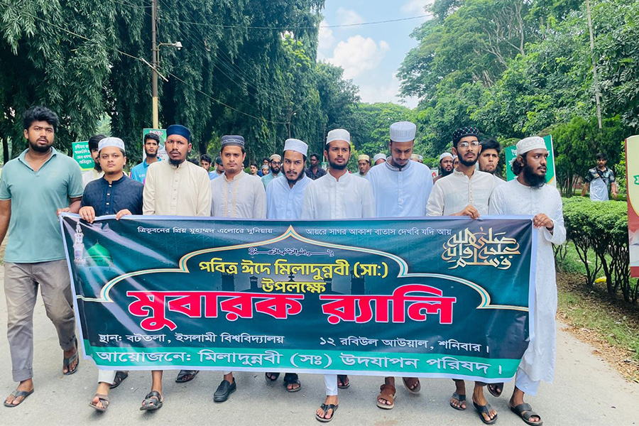 ঈদে মিলাদুন্নবী (সা.) উদযাপনে ইবিতে শিক্ষার্থীদের র‍্যালি