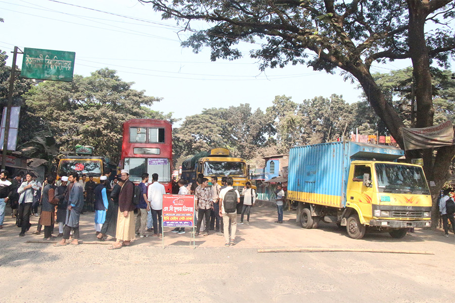 মহাসড়ক সংস্কারের দাবিতে ইবি শিক্ষার্থীদের অবরোধ
