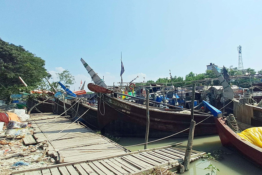 মধ্যরাতে ইলিশ ধরতে নদীতে নামবেন জেলেরা