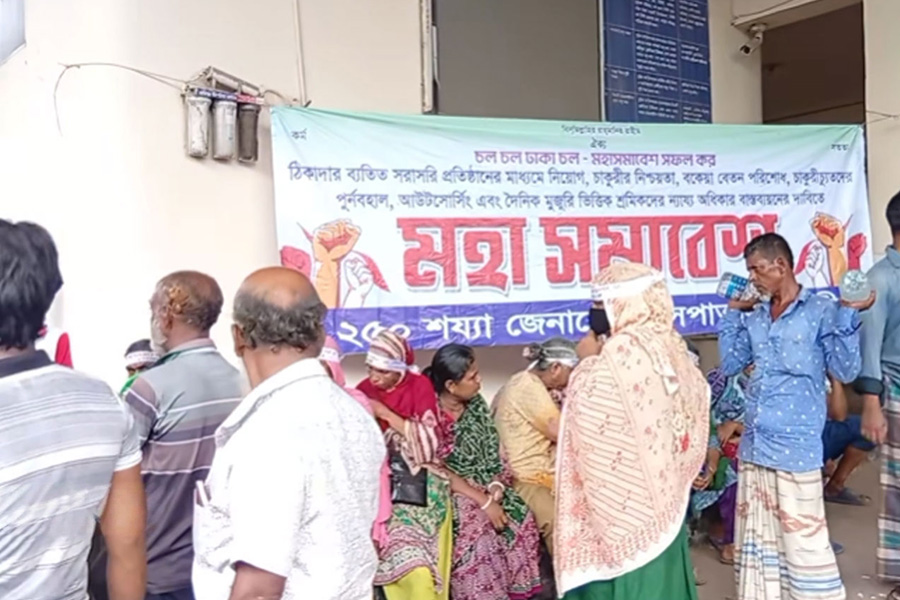 ফেনী জেনারেল হাসপাতালে আউটসোর্সিং কর্মীদের বিক্ষোভ