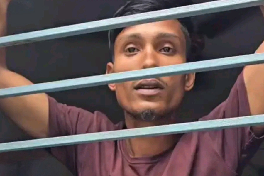 ফেনীর বালুভর্তি ট্রাক জব্দ করে চাঁদা দাবির অভিযোগে গ্রেপ্তার