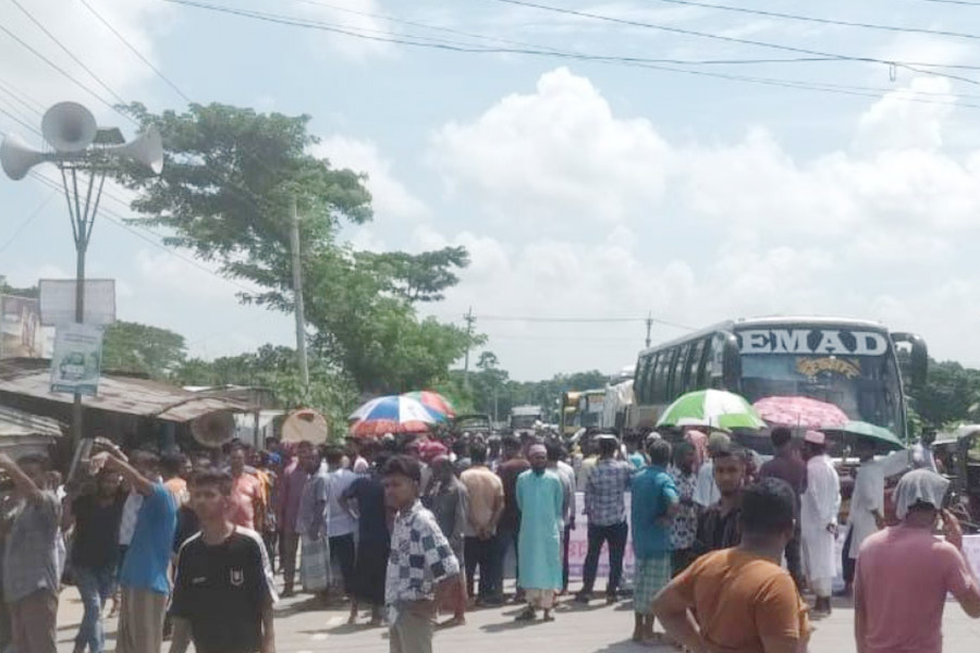 ফরিদপুরে আসন পুনর্বিন্যাসের দাবিতে মহাসড়ক অবরোধ