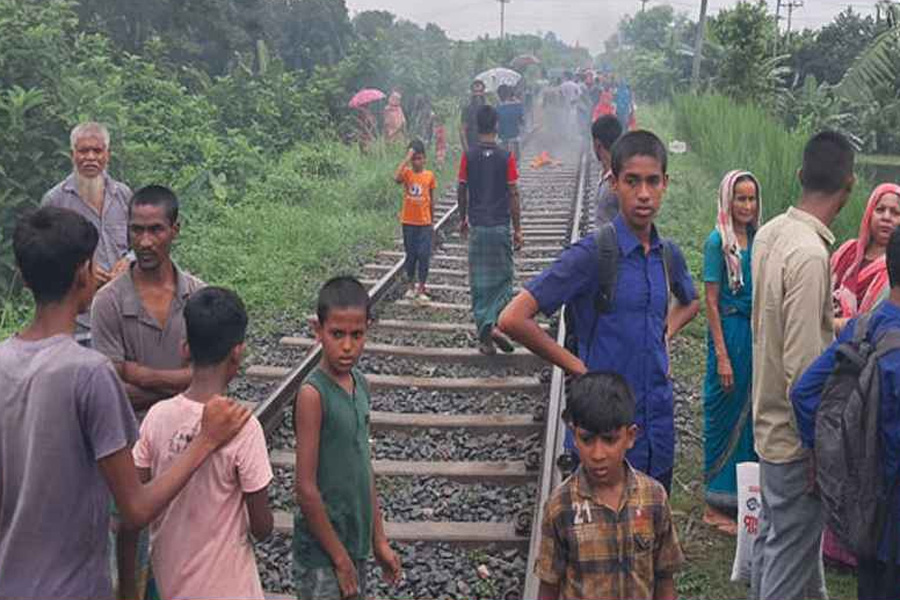 ভাঙ্গায় সড়ক-রেলপথ অবরোধ, দক্ষিণবঙ্গের সঙ্গে বিচ্ছিন্ন