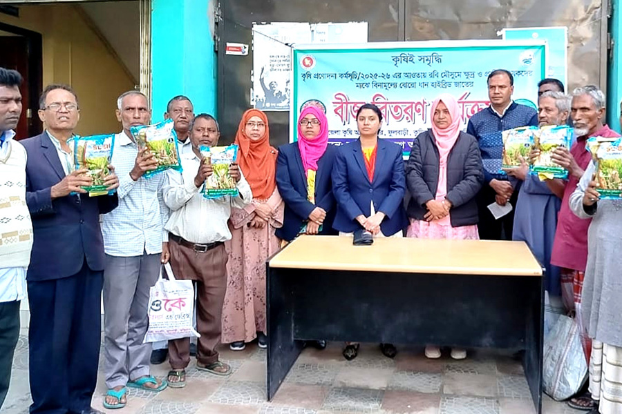 ফুলবাড়ীতে ক্ষুদ্র ও প্রান্তিক কৃষকদের মাঝে বিনামূল্যে বীজ ও সার বিতরণ