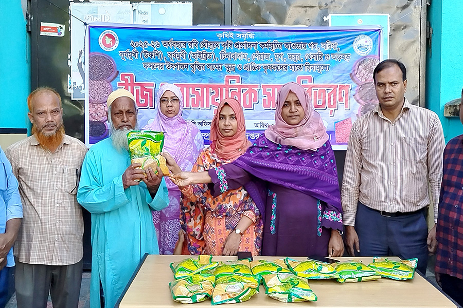 ফুলবাড়ীতে ক্ষুদ্র ও প্রান্তিক কৃষকদের মাঝে বীজ ও  সার বিতরণ