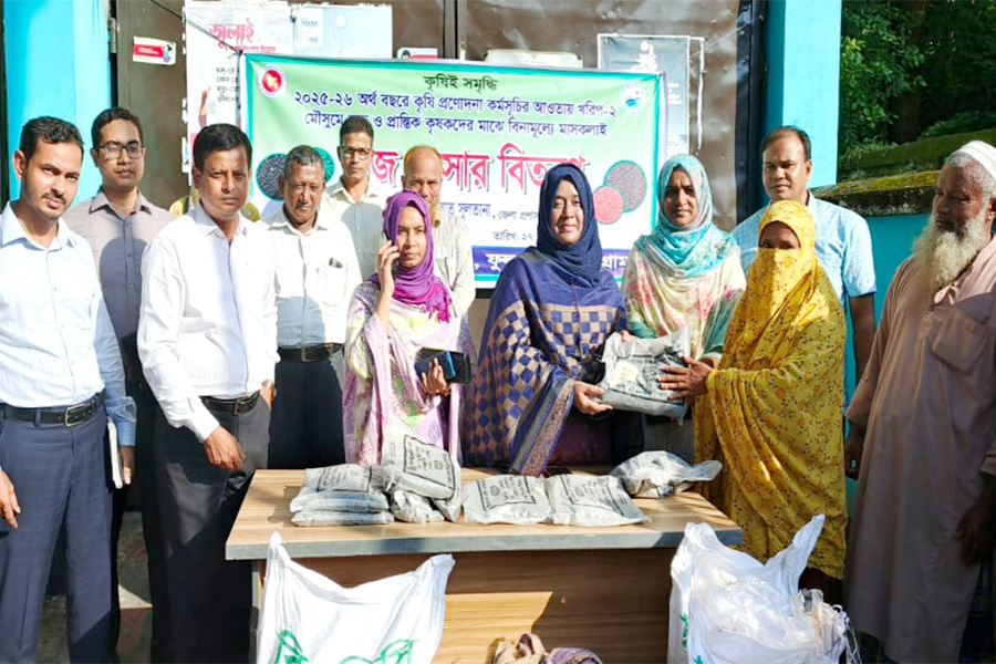 ফুলবাড়ীতে ক্ষুদ্র ও প্রান্তিক কৃষকদের মাঝে বীজ ও সার বিতরণ