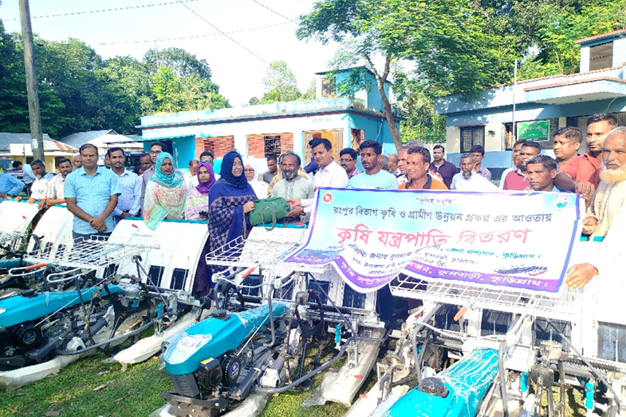 ফুলবাড়ীতে কৃষি ও গ্রামীণ উন্নয়ন প্রকল্পের যন্ত্রপাতি বিতরণ