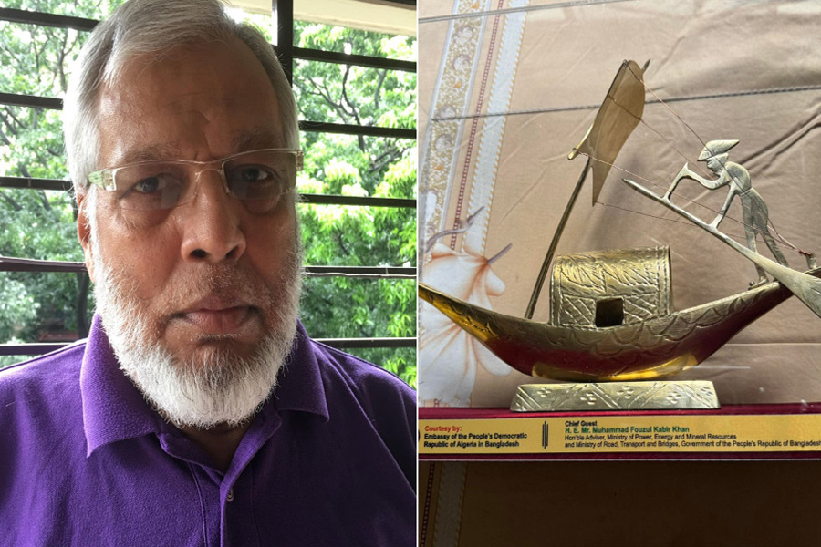 নৌকা উপহার পেলেন সড়ক উপদেষ্টা