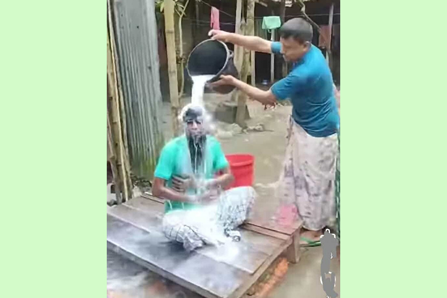 গাইবান্ধায় স্ত্রীর সঙ্গে সম্পর্কের অবসান, যুবকের দুধ দিয়ে গোসল