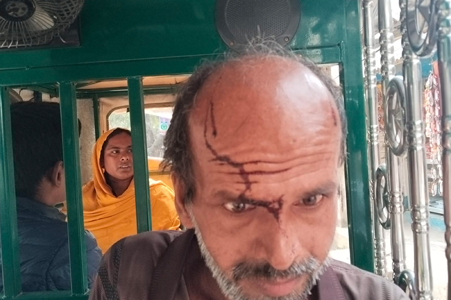 গৌরীপুরে জমি সংক্রান্ত বিরোধে নারীসহ ৪ জনকে কুপিয়ে ও পিটিয়ে জখম