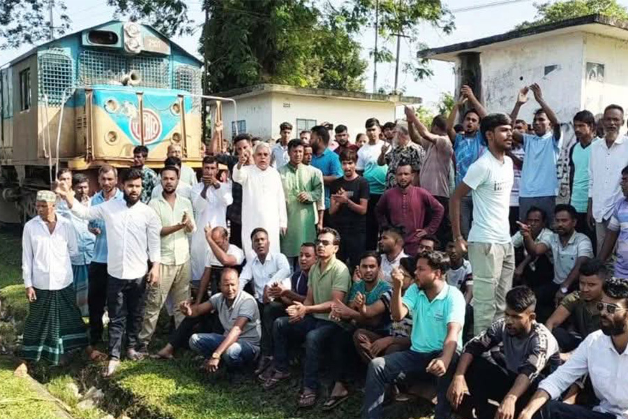 গৌরীপুরে বিএনপির মনোনয়ন পরিবর্তনের দাবিতে ট্রেন অবরোধ