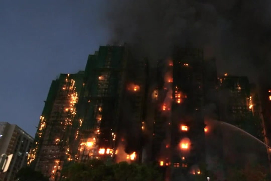 হংকংয়ে একাধিক আবাসিক ভবনে ভয়াবহ আগুন