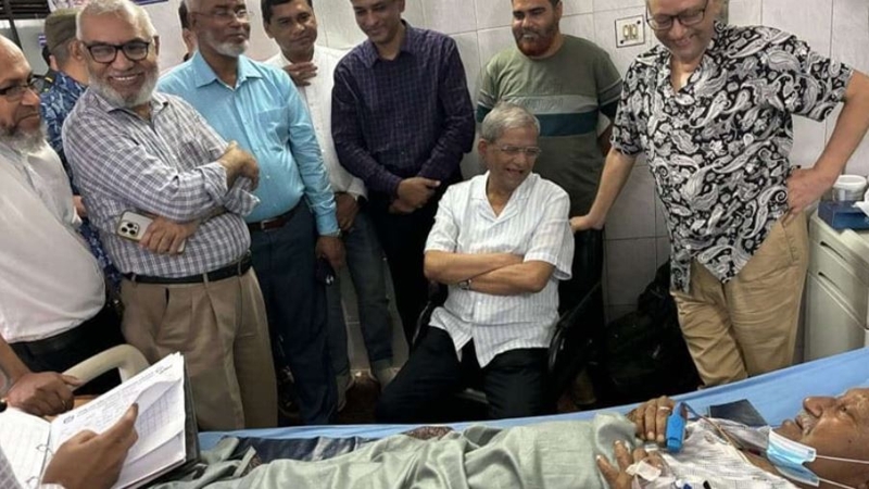 বাল্যবন্ধুকে দেখতে হাসপাতালে ছুটে যান মির্জা ফখরুল