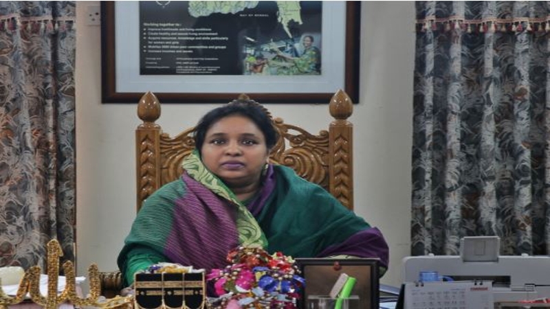 আইভীকে আটক করতে গিয়ে অবরুদ্ধ পুলিশ
