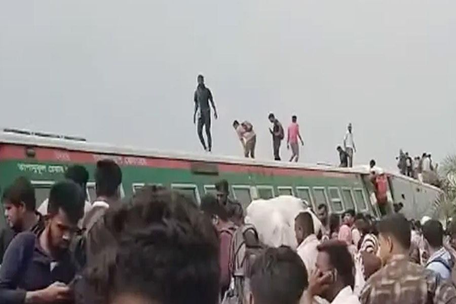 নীলসাগর এক্সপ্রেস ট্রেন লাইনচ্যুত, বহু হতাহতের শঙ্কা