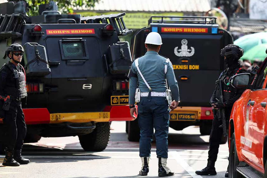 ইন্দোনেশিয়ায় নামাজ চলাকালে মসজিদে বিস্ফোরণ, আহত ৫৪