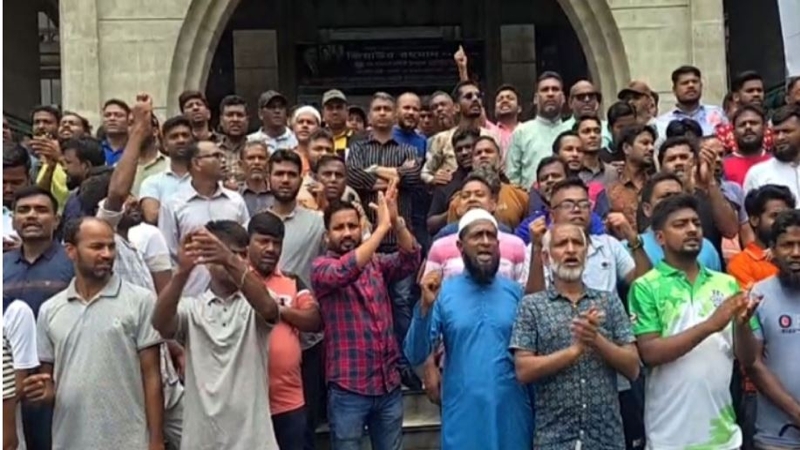 নগর ভবনের সামনে ইশরাক সমর্থকদের আন্দোলন