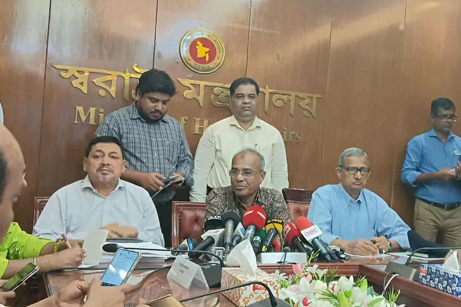 পূজায় গাজা-মদের আসর বসানো যাবে না : স্বরাষ্ট্র উপদেষ্টা