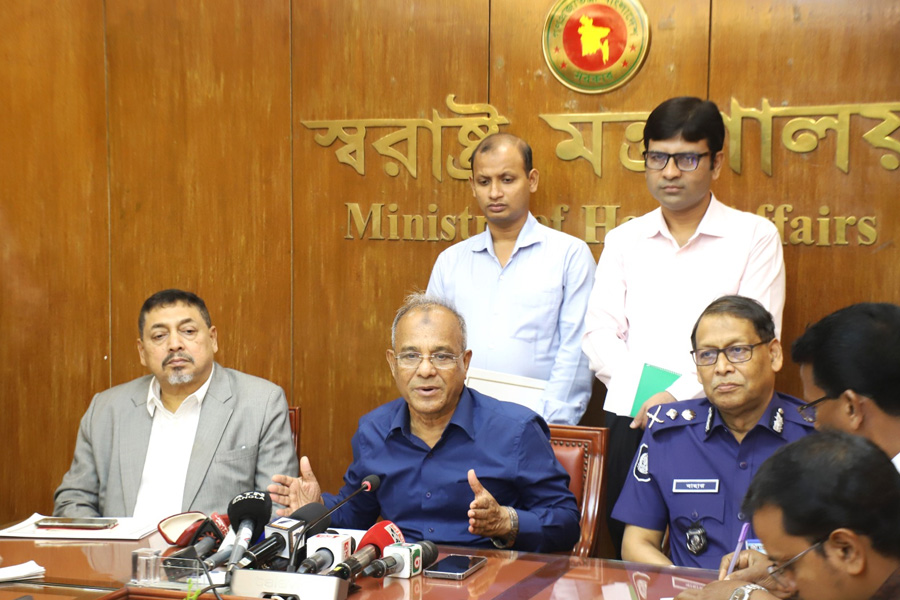 অস্ত্র উদ্ধারে দেড় লাখ টাকা পুরস্কার দেয়া হবে: স্বরাষ্ট্র উপদেষ্টা